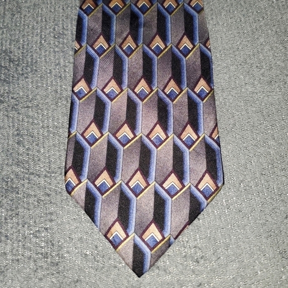 NEW CROFT & BARROW SILVER TIE WITH BLUE GEOMETRIC PATTERN - Picture 1 of 5